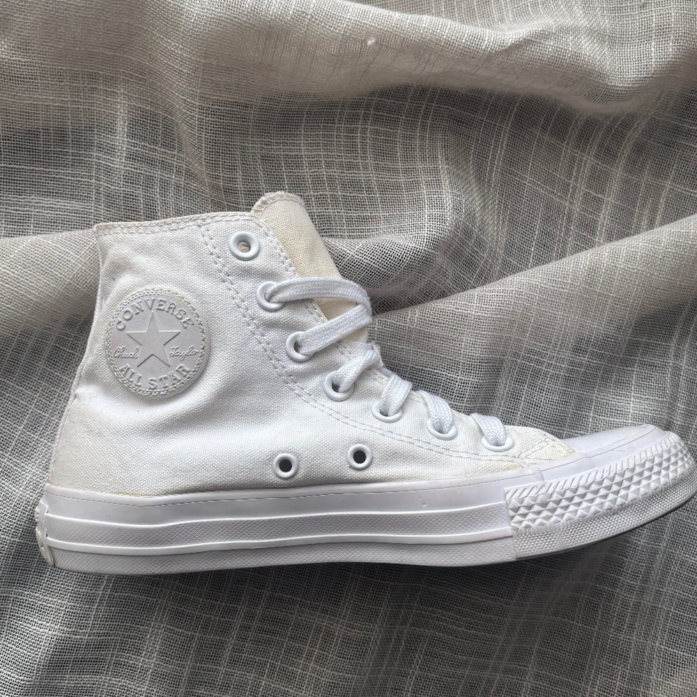 Size W6/M4 White Converse Canvas Chuck Taylor Sneakers in good condition